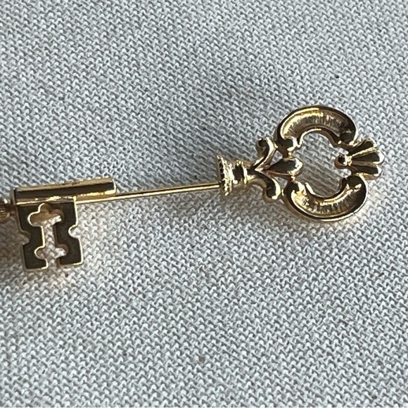 Vintage Avon Gold-Tone Key Stick Pin – Signed - Picture 3 of 5